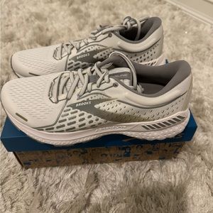 Brand new Brooks GTS adrenaline 21 women size 9